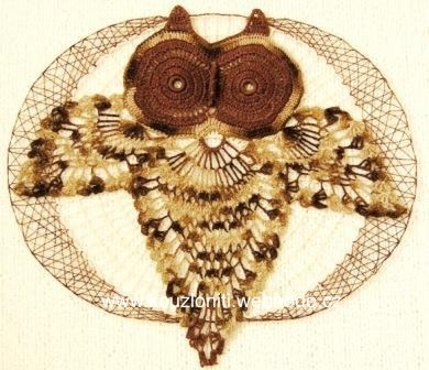 2 - paličkovaný podklad, sova je háčkovaná