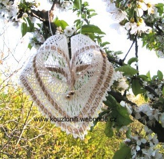 6 - srdíčko na rozkvetlé třešni