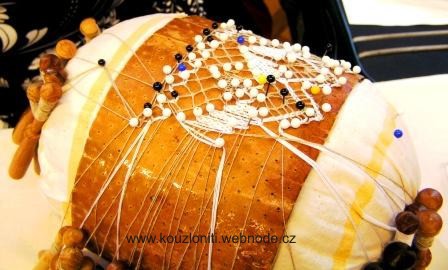 13 - detail rozpracované krajky paní Terézie Vitkové