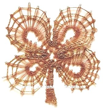 14 - čtyřlístek - hnědá a metalická nit (velikost: 10x10 cm)