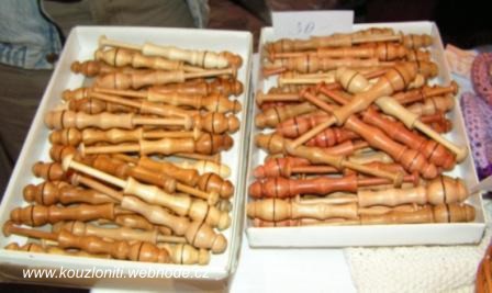 13 - její manžel zase vyrábí nádherné paličky (zakoupili jsme několik paliček do sbírky)