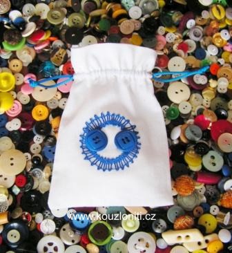 2 - pytlíček s modrou šňůrkou a smajlíkem