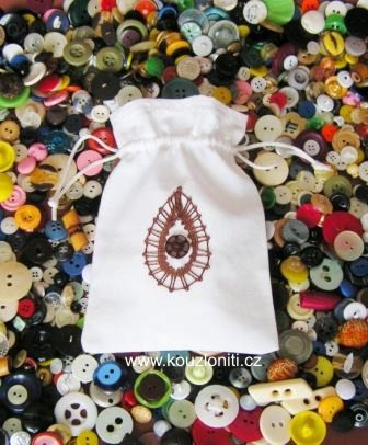 7 - pytlíček s bílou šňůrkou a bystrým okem