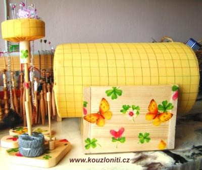 17 - stojánek s motýlky a herdulí