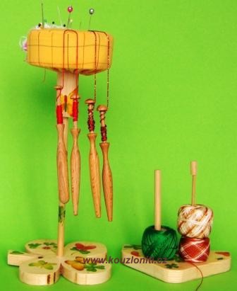 5 - stojánek pro paličky a odvíječ nití