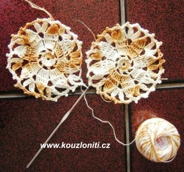 2 - druhá rozetka se přiháčkuje