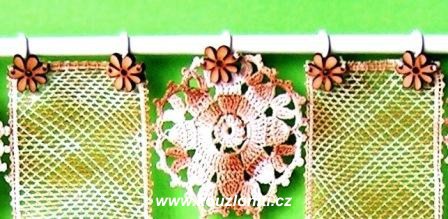 20 - detail návleku na tyčku s kroužky a dřevěnými kytičkami