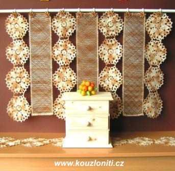 23 - drapérie s tmavě hnědým pozadím a šperkovnicí