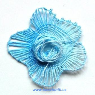 12 - paličkovaná kytička ve světle modré barvě