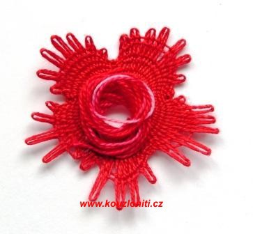 16 - paličkovaná kytička v tmavě červené barvě