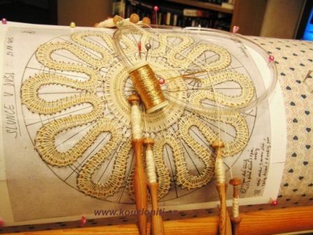 29 - krajka rozpracovaná na herduli