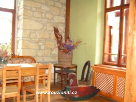 13 - část interiéru restaurace a školy