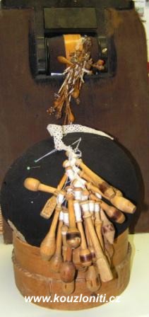 33 - herdule a paličky jsou z minulého i předminulého století