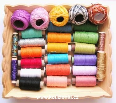 24 - na upaličkování 15 motýlků použito celkem 27 barevných nití a perlovek