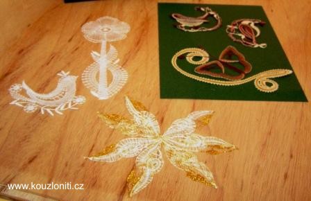 11 - následuje expozice paličkovaných krajek jednotlivých krajkářek