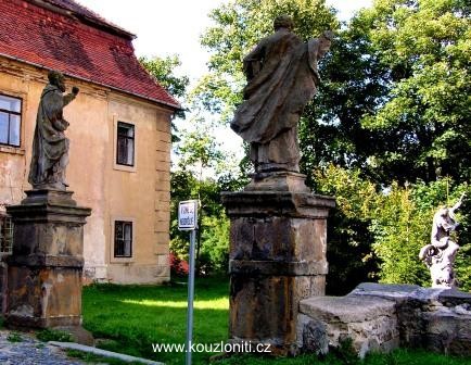38 - soubor soch u kostela sv. Petra a Pavla