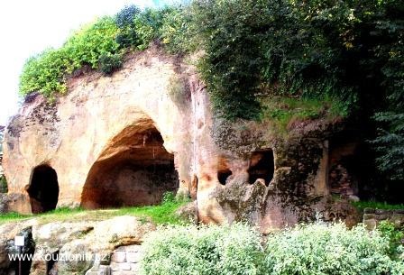 41 - pod kostelním vrchem se nacházejí nepřístupné unikátní pískovcové pivovarské i užitkové sklepy s chodbami