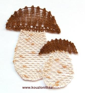 10 - paličkované hříbky na bílém pozadí, velikost krajky 9x6,5 cm a 6x4,5 cm