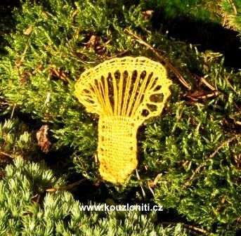 12 - paličkovaná liška v mechu