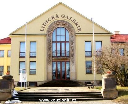 1 - Lidická galerie v Lidicích u Kladna, kde se konala výstava "Jeskyně nymf-krajka Milči Eremiášové, keramika Jindry Vondrovičové a šperk Veroniky Hilské.