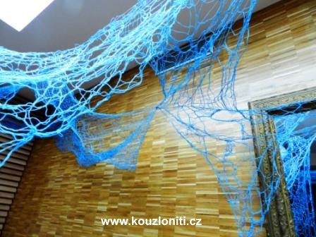 2 - na první pohled zaujaly paličkované sítě, které prostupují celou výstavou a krásné prostředí sálu