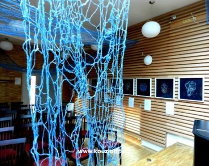 13 - sítě se linuly od krajky houslistů pod názvem "Klenba pro kouzla poezie" (délka 16 m, šířka 2 m, použitý materiál-modrá vlna) 