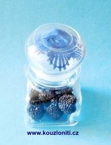 32 - k modrému květu patří bonbony-ostružiny ve stejné barvě