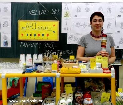 18 - Mgr. Martina Rejzlová, expertka na krajku, upoutala nejen krajkami a podvinky, ale množstvím skleněných svícnů, do kterých se dají volně vložit krajky 