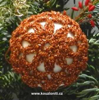 18 - háčkovaná koulička z rezavo-zlaté příze Anchor (podklad-polystyrén ve tvaru koule o průměru 6 cm)