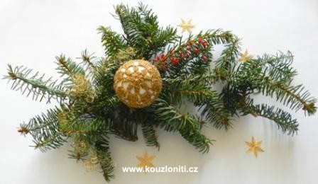 19 - háčkovaná koulička ze zlaté příze Anchor (podklad-polystyren ve tvaru koule o průměru 6 cm)