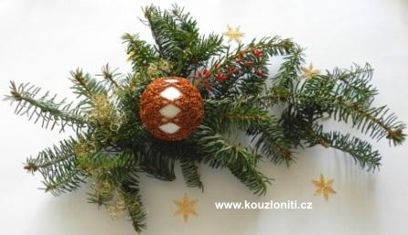 29 - háčkovaná koulička s dekorací