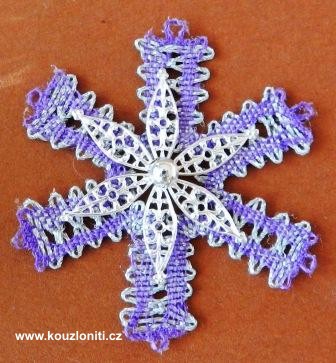 43 - fialová hvězdička se stříbrným filigránem a korálkem na tmavém pozadí