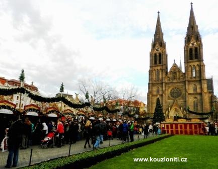 37 - naproti Národnímu domu před kostelem sv. Ludmily se konaly vánoční trhy 