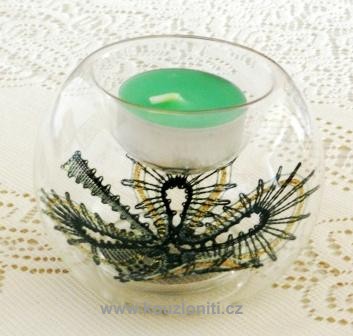 12 - do svícnu vložený čtyřlístek o rozměrech 10x10 cm