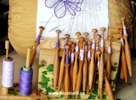 14 - rozpracovaný paličkovaný květ na herduli