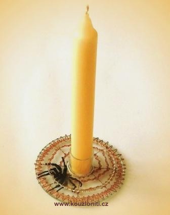 18 - kulatý svícen s dlouhou svíčkou a krajkovou pavučinou s pavoukem