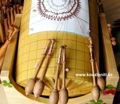 19 - rozpracovaná krajka na herduli s použitím pěti párů paliček