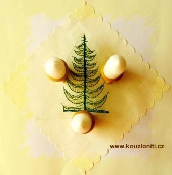 22 - skleněný trojhranný svícen s paličkovaným stromkem pro domácí pohodu