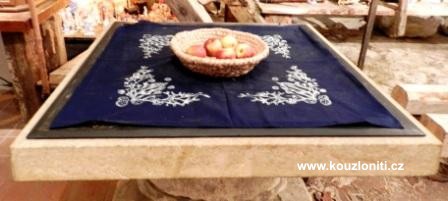 28 - modrotiskový ubrus
