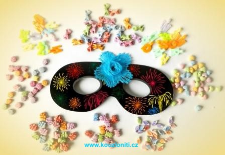 56 - škraboška s paličkovaným květem