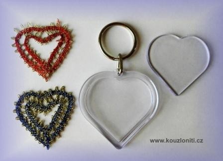58 - průsvitný přívěsek na klíče, do kterého se vloží paličkované srdíčko
