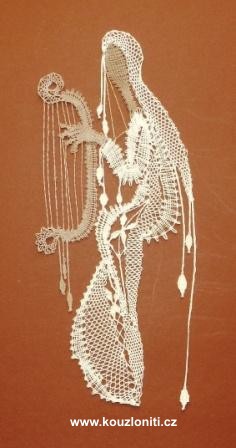 8 - Krajka na tmavém pozadí