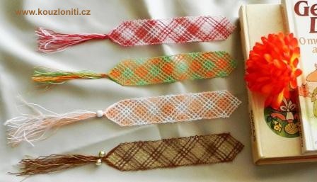 30 - Různé barevné provedení paličkovaných záložek.