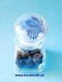 32 - k modrému květu patří bonbony-ostružiny ve stejné barvě