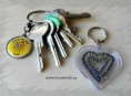 59 - přívěsek na klíče s paličkovaným modrým srdíčkem